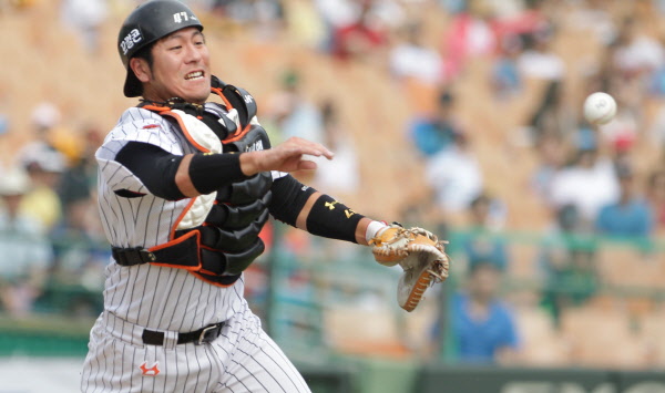 강민호 선수의 강력 송구모습